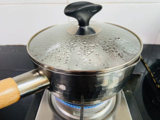 10、芋头西米露,盖上锅盖中火煮