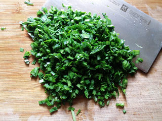 4、磷虾韭菜锅贴,韭菜摘好洗净再切碎粒