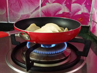 11、磷虾韭菜锅贴,开中小火