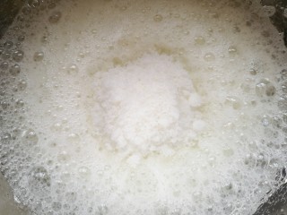 5、红丝绒水果裸蛋糕,蛋清里面加入几滴柠檬汁，用电动打蛋器打发至粗泡状，一次性加入绵白糖。