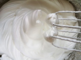 6、红丝绒水果裸蛋糕,先低速后高速打发至提起打蛋器，打蛋器上的尖角坚挺竖立不弯。烤箱上下管145度预热。