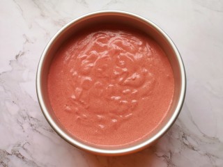 9、红丝绒水果裸蛋糕,将混合好的蛋糕糊从模具的中间开始倒入模具里面，从高处垂直摔几下震出大气泡。