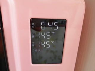 11、红丝绒水果裸蛋糕,上下管145度烤45分钟。