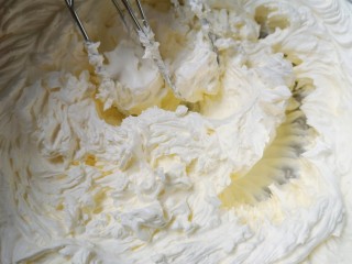 15、红丝绒水果裸蛋糕,打发，裱花袋里面提前装入裱花嘴，分一半打发好的奶油装入裱花袋。