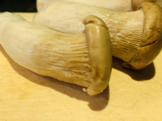 2、杏鲍菇炒鸡蛋,杏鲍菇，洗净；