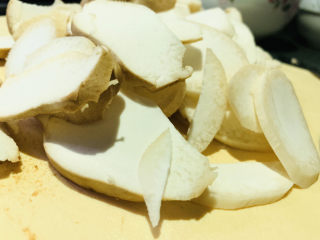 3、杏鲍菇炒鸡蛋,切薄片；