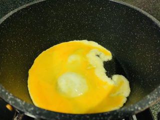6、杏鲍菇炒鸡蛋,锅加1勺食用盐，烧热，倒入鸡蛋；