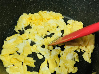 7、杏鲍菇炒鸡蛋,快炒；