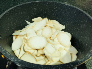 9、杏鲍菇炒鸡蛋,锅再加2勺油，烧热，加入杏鲍菇；