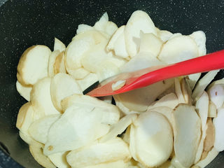 10、杏鲍菇炒鸡蛋,不断翻炒；