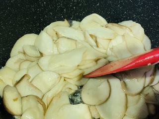 11、杏鲍菇炒鸡蛋,渐渐的会出汁；