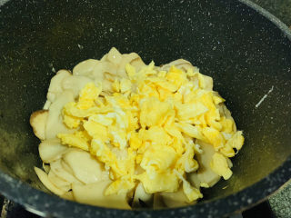 13、杏鲍菇炒鸡蛋,加入鸡蛋；