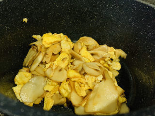 18、杏鲍菇炒鸡蛋,起锅；