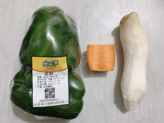 1、青椒炒杏鲍菇,主要食材如图所示示意,青椒(不辣)、胡萝卜、杏鲍菇。