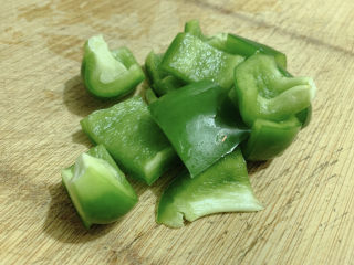 2、青椒炒杏鲍菇,将青椒洗净切成小方块。