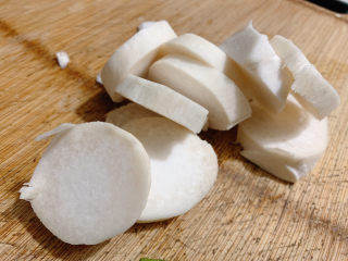 3、青椒炒杏鲍菇,杏鲍菇洗净,切成厚片。