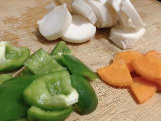 4、青椒炒杏鲍菇,胡萝卜也切成片,作为点缀配菜,没有的可不加