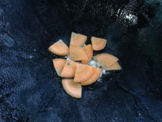 6、青椒炒杏鲍菇,胡萝卜片入锅翻炒至变软