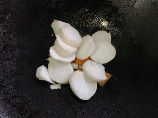 7、青椒炒杏鲍菇,加入杏鲍菇片