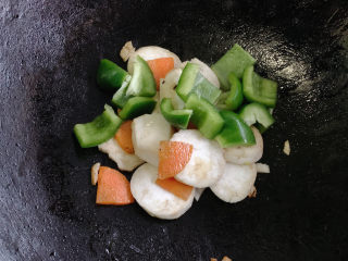 8、青椒炒杏鲍菇,而后再加入青椒丁