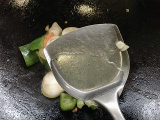 9、青椒炒杏鲍菇,点适量清水翻炒,防止锅底烧焦。