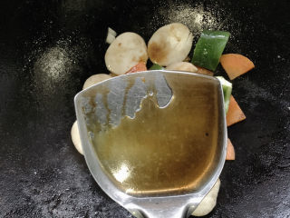 11、青椒炒杏鲍菇,出锅前加适量料酒增香