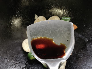 10、青椒炒杏鲍菇,加适量酱油或者蚝油调味