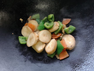 12、青椒炒杏鲍菇,翻炒均匀出锅