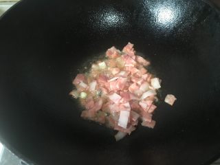 2、芝士培根焗饭,大火烧热油、爆炒培根出香味。