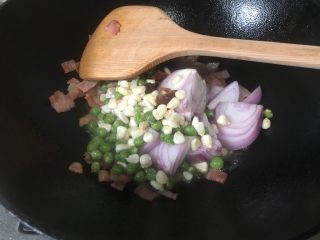 3、芝士培根焗饭,倒入所有食材炒熟。