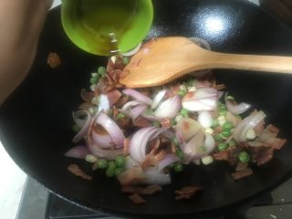 6、芝士培根焗饭,倒入生抽翻炒片刻，炒香炒熟食材。