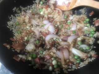 8、芝士培根焗饭,大火快速炒米饭颗粒分明，均匀上色即可。