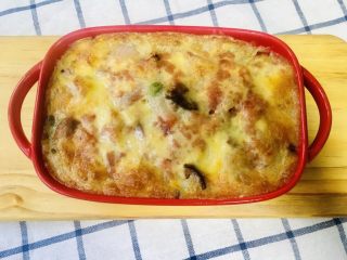 11、芝士培根焗饭,烤箱预热后设置180度，中层烘烤15分钟左右，至奶酪变成金黄色即可出炉。烤制过程中奶酪芝士满屋飘香。