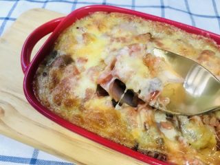 12、芝士培根焗饭,奶酪金黄诱人，厚厚的可以拉丝，奶香浓郁，美味扑鼻，甘甜四溢！