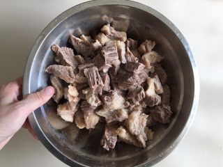4、家常必备|土豆炖牛肉,捞出汆水的牛肉,用热水冲洗干净,沥干水