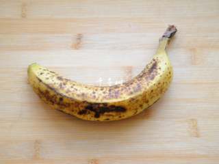 1、完美香蕉溶豆 健康营养宝宝辅食 超人气小零食,选择熟透的香蕉一个,不在香蕉产地吃的香蕉大多数都是青的时候摘下来又催熟的,所以和自然成熟的还是有很大不同,选择这种香蕉皮上已经有些黑点完全熟透的香蕉。