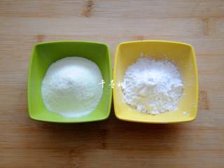 6、完美香蕉溶豆 健康营养宝宝辅食 超人气小零食,称量奶粉和淀粉,由于是给宝宝吃的,所以奶粉用的是宝宝自己曾吃的爱他美一段奶粉,淀粉用的是土豆淀粉,土豆淀粉的口味还是不错的,旺仔小馒头的主要配料就是土豆淀粉。