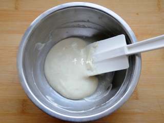 8、完美香蕉溶豆 健康营养宝宝辅食 超人气小零食,用刮刀给拌匀成细腻面糊,由于奶粉和淀粉都几乎没什么筋度,所以放心大胆的搅拌就是了。