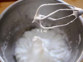 11、完美香蕉溶豆 健康营养宝宝辅食 超人气小零食,蛋白打发到光滑细腻并且能拉出这种尖尖角就可以了,打过了之后会比较粗糙。