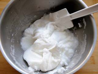 12、完美香蕉溶豆 健康营养宝宝辅食 超人气小零食,把奶粉糊和蛋白混合,快速的切拌和翻拌。