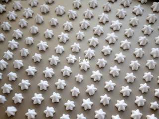 15、完美香蕉溶豆 健康营养宝宝辅食 超人气小零食,用中号6齿裱花嘴在不沾烤盘上挤出漂亮的溶豆,没有不沾烤盘要用铺油布防粘,便于脱模。