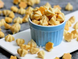 17、完美香蕉溶豆 健康营养宝宝辅食 超人气小零食,烤透的溶豆是非常容易从烤盘上脱离开的,并且散发着香蕉特有的香气。