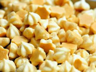 18、完美香蕉溶豆 健康营养宝宝辅食 超人气小零食,完美的溶豆就该如此,颜色均匀,纹路清晰。一烤盘真的没有多少,孩子吃起来简直是风卷残云,瞬间就没了大半,因为实在是太好吃了。