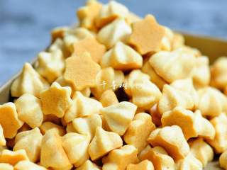 19、完美香蕉溶豆 健康营养宝宝辅食 超人气小零食,一烤盘真的没有多少,孩子吃起来简直是风卷残云,瞬间就没了大半,因为实在是太好吃了。