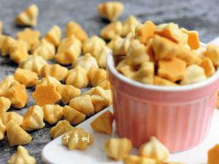 20、完美香蕉溶豆 健康营养宝宝辅食 超人气小零食,这么漂亮又好吃的辅食,难怪大人小孩都喜欢的不得了。