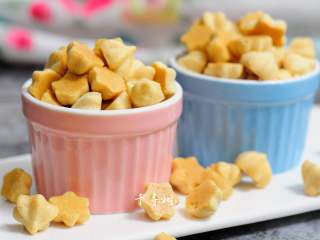 21、完美香蕉溶豆 健康营养宝宝辅食 超人气小零食,热爱烘焙的你一定曾暗下决心要做出漂亮的溶豆,但是你和溶豆死磕过无数次却屡屡失败,其实真的没有那么难的。