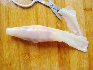 18、锦鲤寿司,收口向下放，剪掉多余的边角。