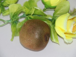 1、酸奶花样喝法~奇异果酸奶,准备一个奇异果，要甜的，甜的，甜的，重要的事情说三遍！