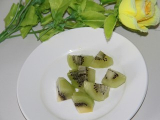 5、酸奶花样喝法~奇异果酸奶,切小块