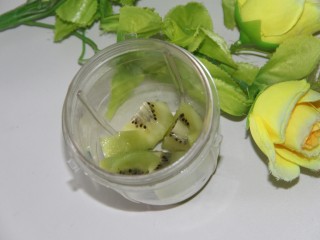 6、酸奶花样喝法~奇异果酸奶,放入榨汁机杯